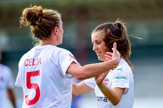 Rosengårds Iva Landeka och Alexandra Lowe Riley jublar efter 5-0