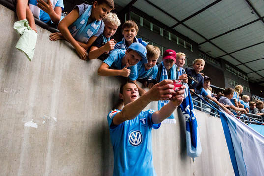 Malmö FFs Hugo Andersson jublar med fansen