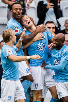 Malmö FFs Hugo Andersson jublar med lagkamrater efter 1-0