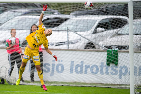 Piteås målvakt Cajsa Andersson släpper in 1-0 målet på