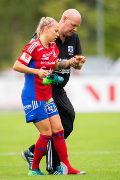 Vittsjös Emmi Alanen får hjälp att lämna planen