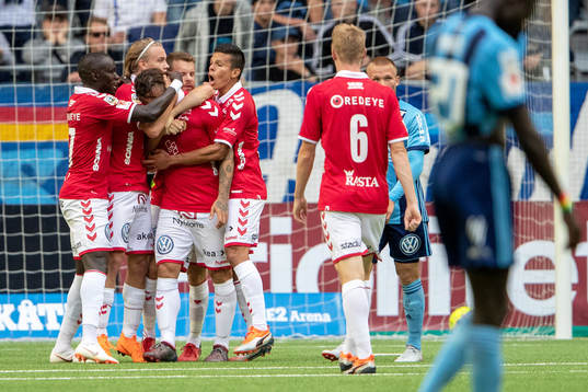 Kalmars Erton Fejzullahu jublar med lagkamrater