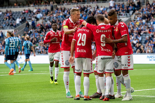 Kalmars Erton Fejzullahu jublar med lagkamrater efter 0-2