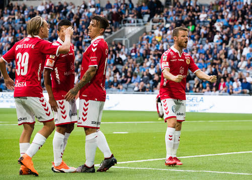 Kalmars Isak Magnusson, Erton Fejzullahu och Måns Söderqvist jublar efter 0-2 till Kalmar