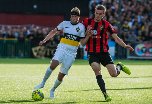 s Daniel Sundgren i en duell med Brommapojkarnas Kristján