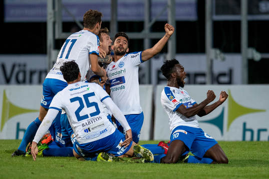 Värnamos Pär Cederqvist jublar med lagkamrater efter 2-1