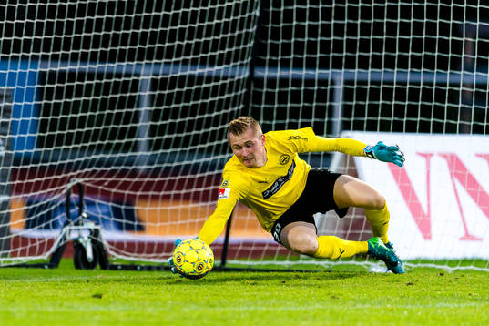 Värnamos målvakt Tobias Andersson räddar en boll