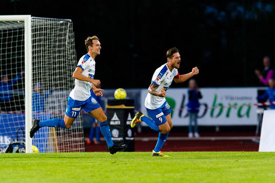 Värnamos Pär Cederqvist jublar efter sitt 2-1 mål