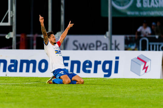 Värnamos Pär Cederqvist jublar efter sitt 2-1 mål