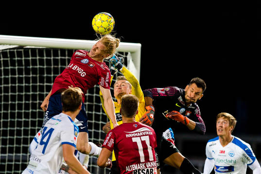 Värnamos målvakt Tobias Andersson i luftduell med Örgrytes Örgrytes och målvakt Stojan Lukic