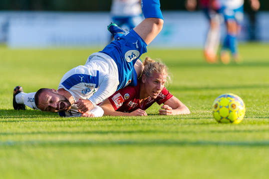 Örgrytes Gustav Ludwigson i kamp med Värnamos Evaldo Nascimento Lamaur Neto