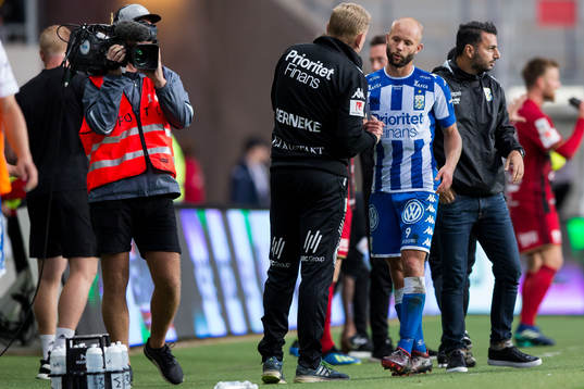 IFK Göteborgs Robin Söder tackar assisterande tränare
