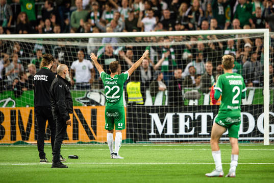 Hammarbys Muamer Tankovic jublar med publiken