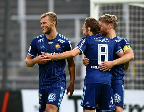Djurgårdens Jesper Karlström jublar med Kevin Walker bland andra