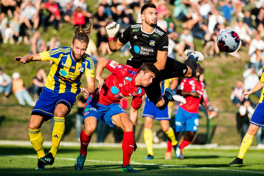 Eskilsminnes Jonatan Olsson och målvakt Emir Plakalo