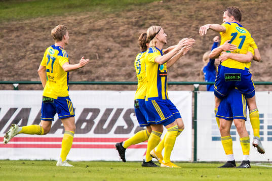 Eskilsminnes spelare jublar tillsammans efter Jesper Larsson gjort 1-0