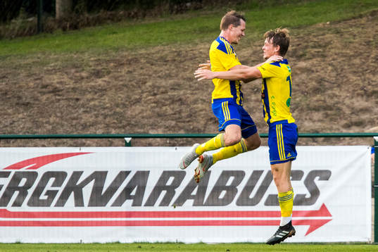 Eskilsminnes Jesper Larsson och Robin Hofsö jublar