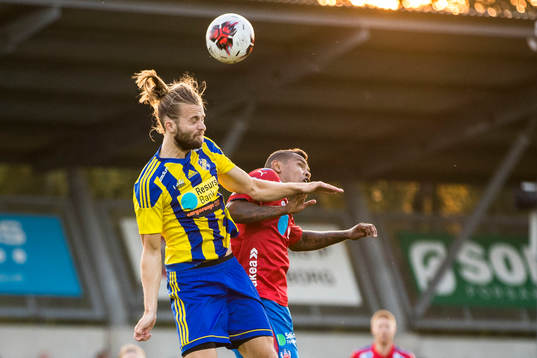 Eskilsminnes Jonatan Olsson i nickduell med Helsingborgs Wanderson Do Carmo