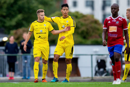 Halmstads Gabriel Gudmundsson och Kosuke Kinoshita jublar efter 0-2