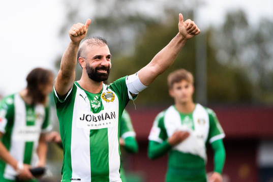 Hammarbys Kennedy Bakircioglu jublar och tackar publiken