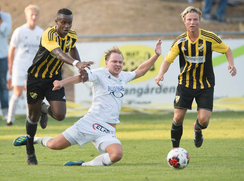 IFK Hässleholms Carl Mujaguzi och Gustaf Lindroth i matchen i division 2 mellan Österlen och IFK Hässleholm i Skillinge 23 augusti 2018.  