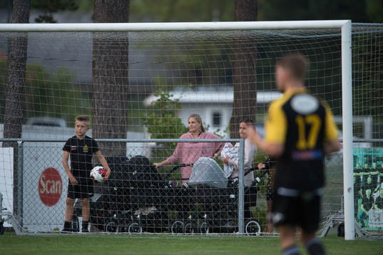 Mammor med barnvagnar och bollkalle i matchen i division 2 mellan Österlen och IFK Hässleholm i Skillinge 23 augusti 2018.  