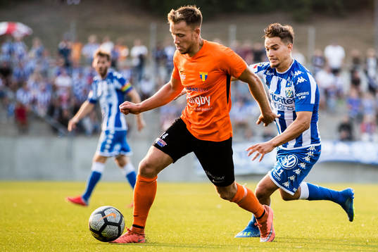 Torns Andreas Åkerlund och IFK Göteborgs Amin Affane 