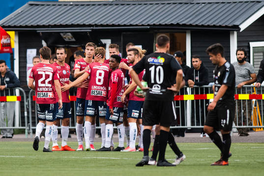 Örgrytes Gabriel Altemark Vanneryr jublar med lagkamrater efter att han gjort 1-2-målet