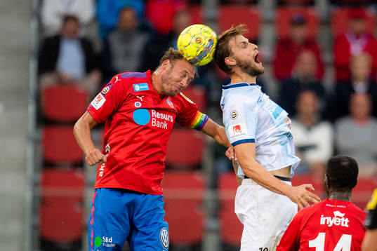 Helsingborgs Andreas Granqvist i nickduell mot Gefles Erik Törnros
