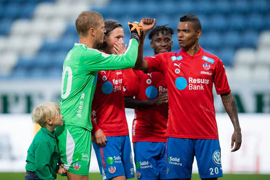 Helsingborgs Wanderson do Carma och målvakt Pär Hansson jublar efter slutsignalen