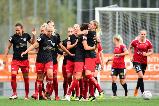 Göteborgs Olivia Schough blir omkramad efter 1-0