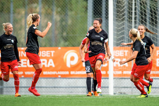 Göteborgs Beata Kollmats jublar med lagkamraterna efter 0-1