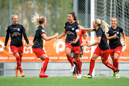 Göteborgs Beata Kollmats jublar med lagkamraterna efter 0-1
