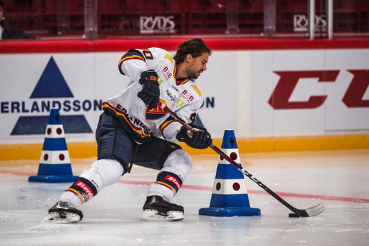 forward Jacob Josefson tar sig fram mellan konerna