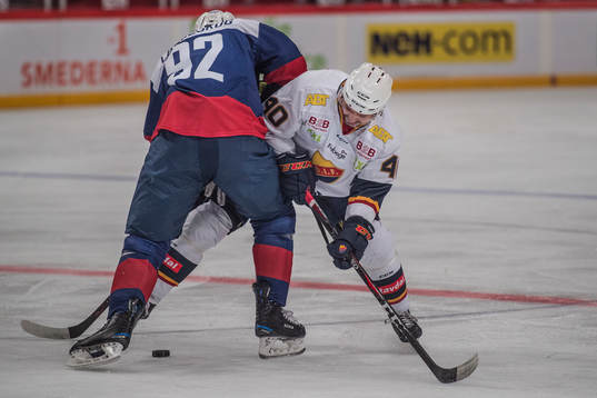 Kamp om pucken mellan Jacob Josefson och Gabriel Landeskog