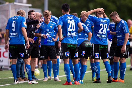 Halmstads tränare Igor Krulj pratar med sina spelare