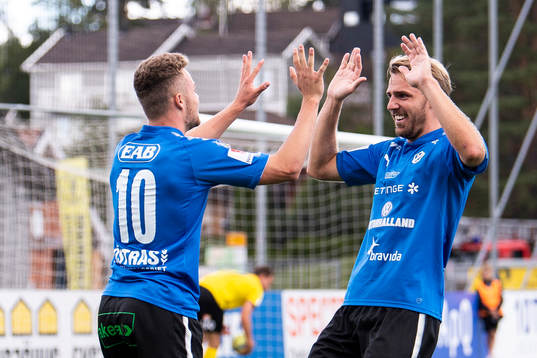 Halmstads Gabriel Gudmundsson (v) och Johan Oremo jublar efter 2-0
