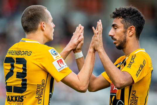 Häckens Viktor Lundberg och Daleho Irandust jublar efter 6-0