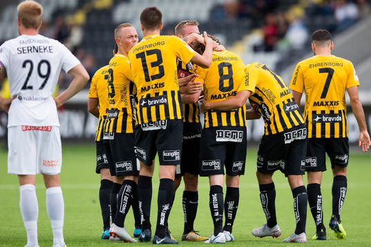 Häckens Erik Friberg firar 4-0 med lagkamrater