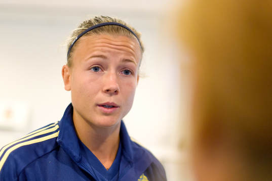 Hanna Glas blir intervjuad