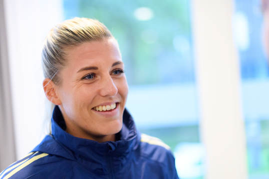Olivia Schough blir intervjuad