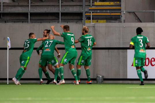 Dalkurds Alex De John jublar med lagkamrater