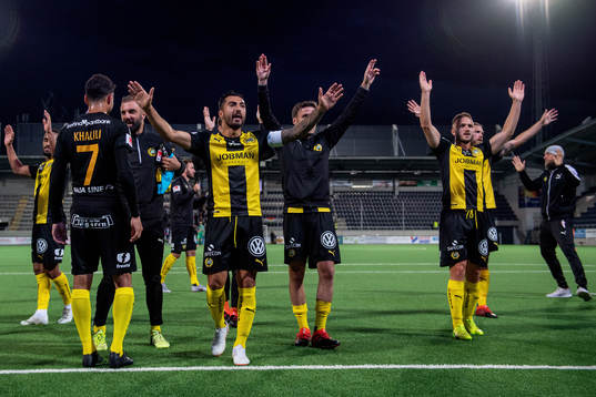 Hammarbys Jiloan Hamad jublar med lagkamrater