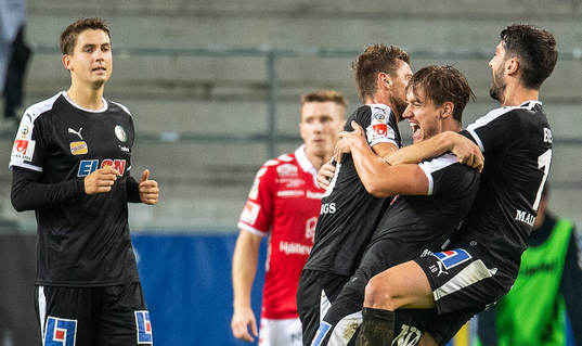 Örebros Victor Sköld (näst längst till höger) jublar