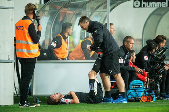 Örebros målskytt Victor Sköld får behandling