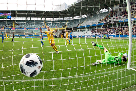 Sveriges Kosovare Asllani jublar