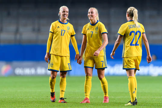 Sveriges Caroline Seger och Julia Karlernäs jublar