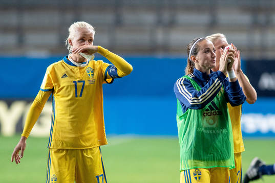 Sveriges Caroline Seger och Kosovare Asllani jublar