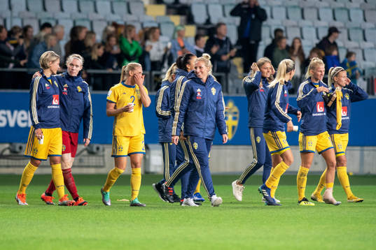 Sveriges Lina Hurtig, målvakt Hedvig Lindahl, Jonna Andersson, Olivia Schough, Sofia Jakobsson och Linda Sembrant jublar
