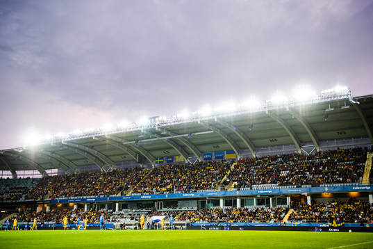 Generell vy över ena läktaren på Gamla Ullevi vid pågående spel